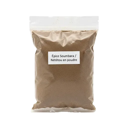 Épice Soumbara en poudre dans un sachet transparent refermable, assaisonnement traditionnel ouest-africain pour cuisine savoureuse.